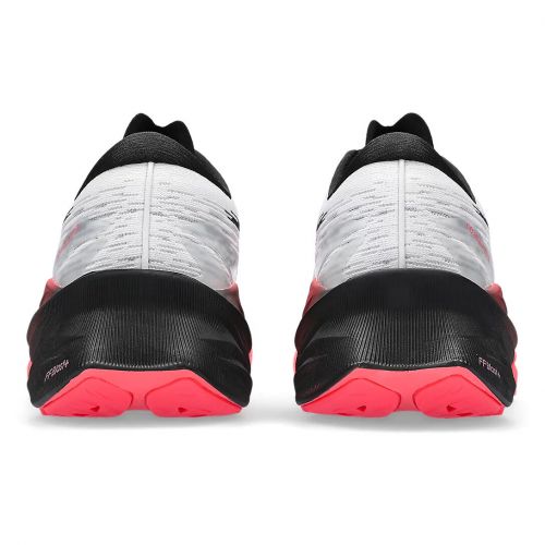 Buty do biegania męskie Asics Novablast 3 1011B458